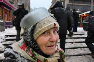 2013-12 UA maidan protester pot head - Copy